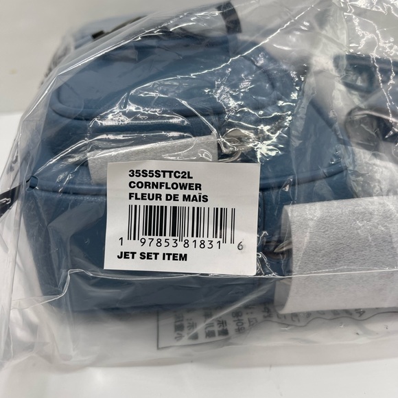 Michael Kors Jet Set Md Leather
Crossbody Bag with Case for Apple
AirPods Pro - Picture 16 of 16